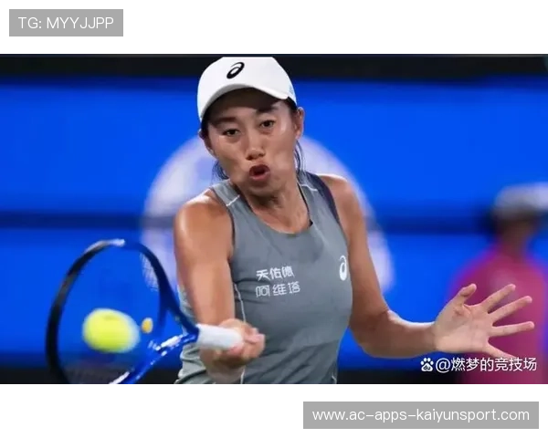 网球比赛选手怒摔球拍却反弹回来砸到自己